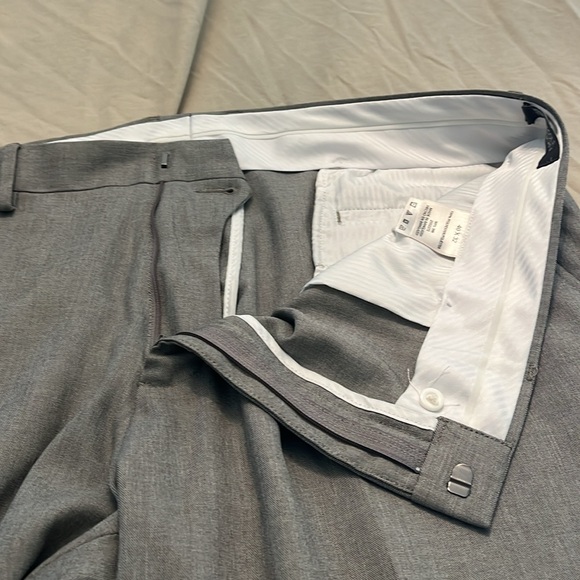 Kenneth Cole Reaction gray heather dress pants. 40 waist 32 inseam - Picture 4 of 6